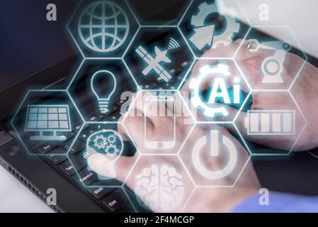 Doppelte Belichtung der kreativen Künstlichen Intelligenz-Symbol mit Händen tippen auf Laptop auf dem Hintergrund. Neuronale Netze und Machine Learning Konzept Stockfoto