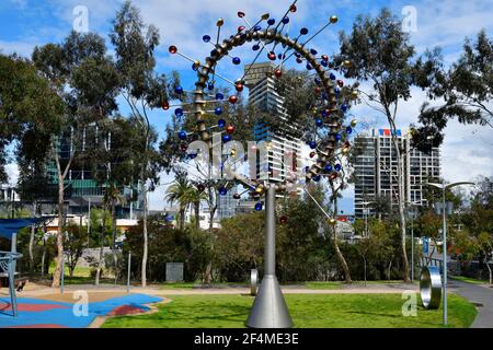 Melbourne, VIC, Australien - 03. November 2017: Kunstwerk namens Blowhole und Spielplatz im Dockland Park Stockfoto