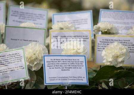 Blumengebete für die Opfer des Terroranschlags an der Westminster Bridge, die um das Denkmal zu Ehren von PC Keith Palmer am vierten Jahrestag des Angriffs gelegt wurden. Bilddatum: Montag, 22. März 2021. Stockfoto