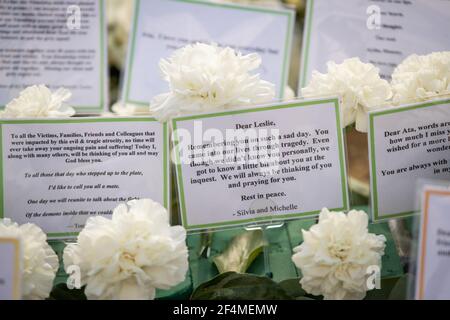 Blumengebete für die Opfer des Terroranschlags an der Westminster Bridge, die um das Denkmal zu Ehren von PC Keith Palmer am vierten Jahrestag des Angriffs gelegt wurden. Bilddatum: Montag, 22. März 2021. Stockfoto