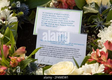 Blumengebete für die Opfer des Terroranschlags an der Westminster Bridge, die um das Denkmal zu Ehren von PC Keith Palmer am vierten Jahrestag des Vorfalls gelegt wurden. Bilddatum: Montag, 22. März 2021. Stockfoto