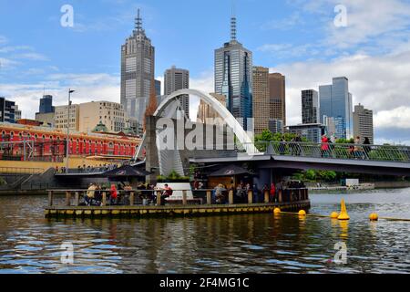 Melbourne, VIC, Australien - November 03, 2017: Nicht identifizierte Personen in Cafe auf Evan Walker Brücke, die in der Mitte Fluss Yarra, bevorzugter Ort für Touristen und Stockfoto