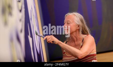 Künstler die Binnie Sisters: Christine Binnie während ihrer Ausstellung in der Towner Gallery im Sommer 2020. Eastbourne, East Sussex, Großbritannien. Stockfoto