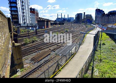London, England, Großbritannien. Gleise, die in die Victoria Station führen, Battersea Power Station in der Ferne, von der Ebury Bridge aus gesehen Stockfoto