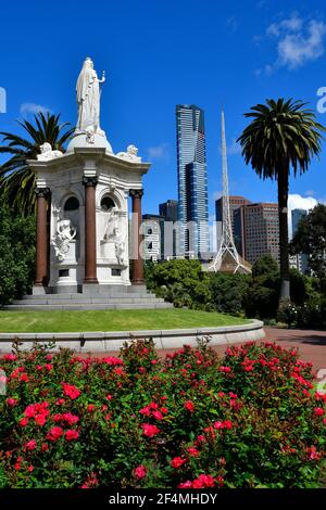 Melbourne, VIC, Australien - 04. November 2017: Queen Victoria Memorial, Eureka Tower und Spire of Arts Centre Melbourne Stockfoto