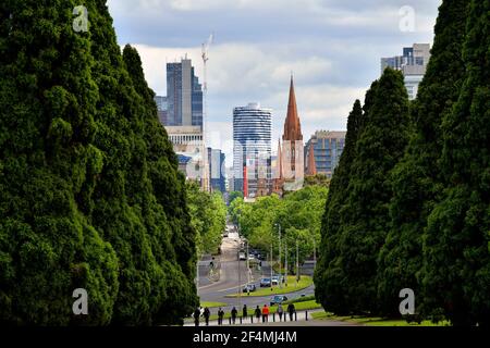 Melbourne, VIC, Australien - 04. November 2017: Blick über die St. Kilda Straße zur St. Paul's Kathedrale und verschiedenen Gebäuden in der Innenstadt der Hauptstadt Stockfoto