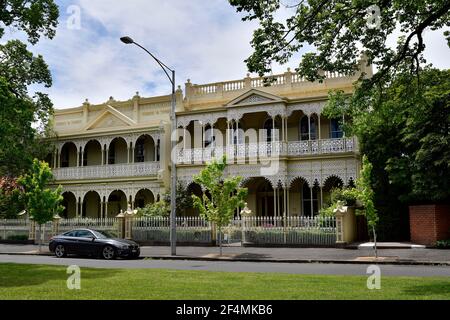 Melbourne, VIC, Australien - 05. November 2017: Wohnhaus im viktorianischen Stil in East Melbourne Stockfoto