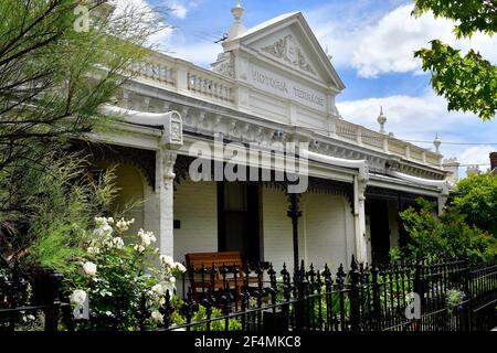 Melbourne, VIC, Australien - 05. November 2017: Wohnhaus im viktorianischen Stil in East Melbourne Stockfoto