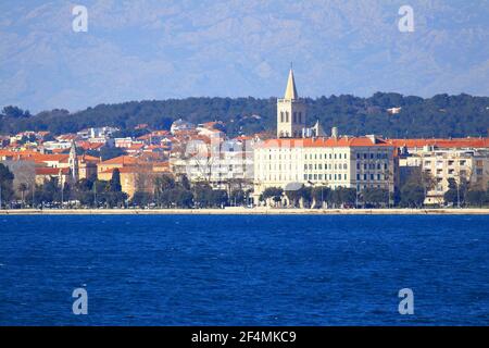 Zadar, touristische Destination in Kroatien, Panoramablick von der Adria, Velebit Berg im Hintergrund Stockfoto