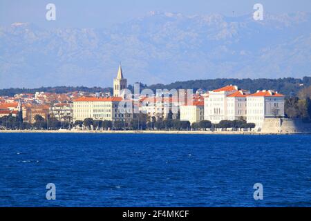 Zadar, touristische Destination in Kroatien, Panoramablick von der Adria, Velebit Berg im Hintergrund Stockfoto