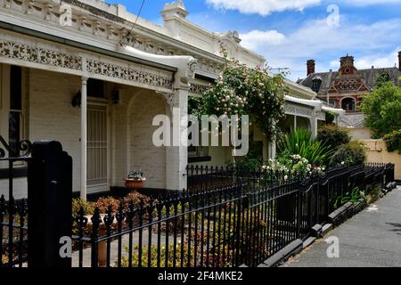 Melbourne, VIC, Australien - 05. November 2017: Häuser im viktorianischen Stil in einer exklusiven Wohngegend in East Melbourne gebaut Stockfoto