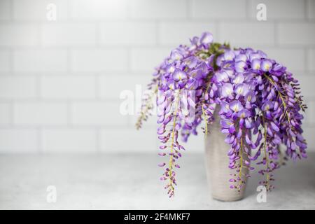 Ein junger erwachsener männlicher Baseballspieler, der einen Baseballhandschuh und einen Baseballball in seinem Handschuh hält. Stockfoto