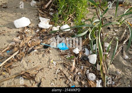 Mikroplastik und Polystyrolabfälle auf Meerespflanzen Ökosystem, ocen Verschmutzung Stockfoto