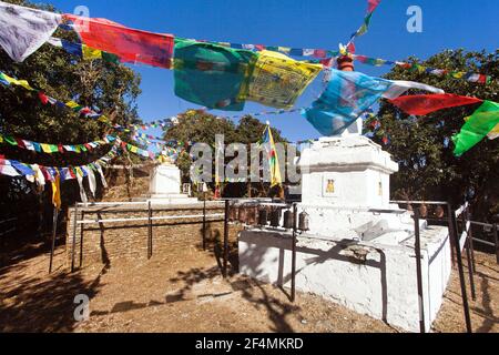 buddhistischer Stupa mit Gebetsfahnen, buddhismus Nepal Himalaya Stockfoto