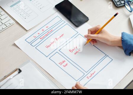 Hände der kreativen UI-Designer Zeichnung mobile Anwendung Interface-Layout Auf Papierbogen Stockfoto