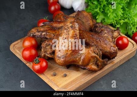 Gegrillte Hähnchenflügel. Kohlenhydratarme und fettreiche Lebensmittel. Menü für Fleischfresser oder Keto-Diät Stockfoto