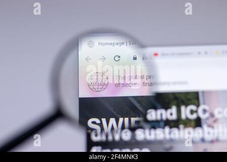 New York, USA - 18. März 2021: SWIFT Logo-Zeichen, Swift.com Icon auf Website close-up, illustrative Editorial Stockfoto