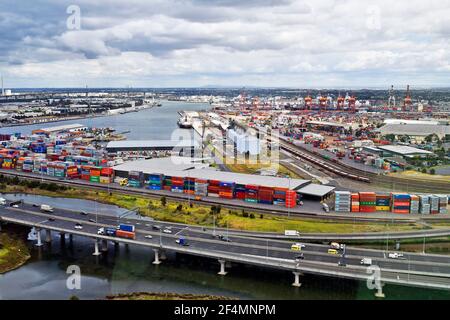 Melbourne, VIC, Australien - November 03, 2017: Blick auf den Hafen und die Containerschifffahrt Docks in Docklands Bezirk Stockfoto