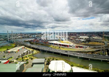 Melbourne, VIC, Australien - November 03, 2017: Luftbild zu Bolte Bridge, den Hafen und die Containerschifffahrt Docks in Docklands Bezirk Stockfoto