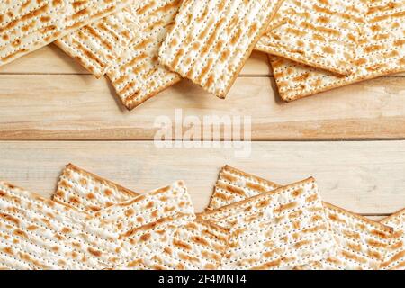 Hintergrund für den traditionellen jüdischen Feiertag Pesach. Passah Matzo Brot auf Holztisch. Matzoh-Rahmen. Ort für Ihren Text. Stockfoto