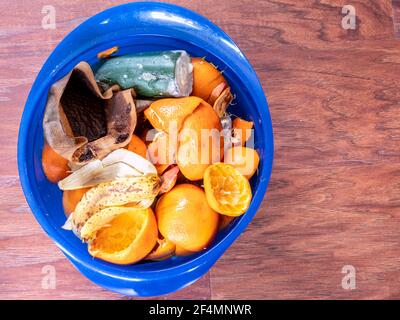 Bioabfall isoliert auf einem Holzboden Stockfoto