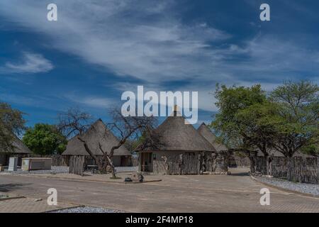 OKAUKUEJO, NAMIBIA - 14. JANUAR 2020 : Okaukuejo Resort mit Reetdachhäusern und Campingplatz im Etosha Nationalpark Stockfoto