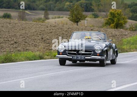 CAGLI, ITALIEN - 22. Okt 2020: CAGLI , ITALIEN - OTT 24 - 2020 : MERCEDES-BENZ 190 SL 1955 auf einem alten Rennwagen in Rallye Mille Miglia 2020 das berühmte ital Stockfoto