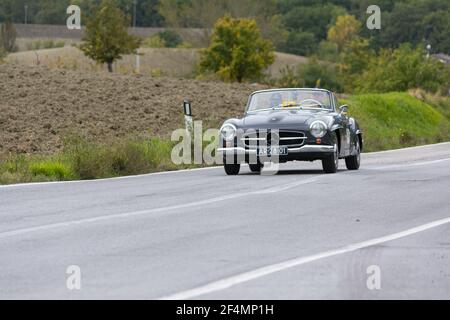 CAGLI, ITALIEN - 22. Okt 2020: CAGLI , ITALIEN - OTT 24 - 2020 : MERCEDES-BENZ 190 SL 1955 auf einem alten Rennwagen in Rallye Mille Miglia 2020 das berühmte ital Stockfoto