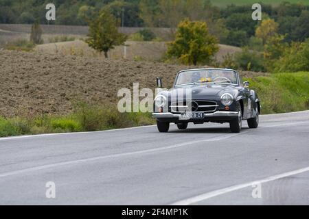CAGLI, ITALIEN - 22. Okt 2020: CAGLI , ITALIEN - OTT 24 - 2020 : MERCEDES-BENZ 190 SL 1955 auf einem alten Rennwagen in Rallye Mille Miglia 2020 das berühmte ital Stockfoto
