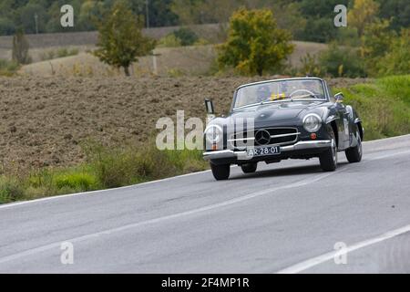 CAGLI, ITALIEN - 22. Okt 2020: CAGLI , ITALIEN - OTT 24 - 2020 : MERCEDES-BENZ 190 SL 1955 auf einem alten Rennwagen in Rallye Mille Miglia 2020 das berühmte ital Stockfoto