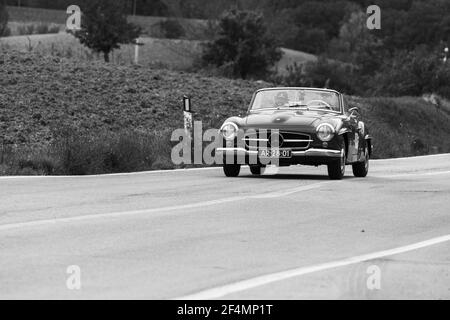 CAGLI, ITALIEN - 22. Okt 2020: CAGLI , ITALIEN - OTT 24 - 2020 : MERCEDES-BENZ 190 SL 1955 auf einem alten Rennwagen in Rallye Mille Miglia 2020 das berühmte ital Stockfoto