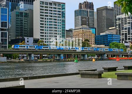 Melbourne, VIC, Australien - 03. November 2017: U-Bahn und Gebäude entlang des Yarra Flusses Stockfoto