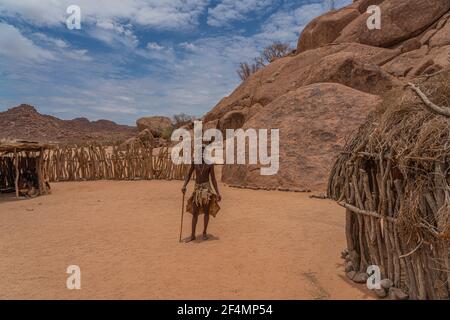 DAMARALAND, NAMIBIA - 13. Januar 2020: Damara Männer in traditioneller Kleidung im Damara Living Museum in Damaraland, Namibia Stockfoto