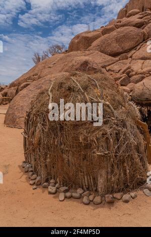 DAMARALAND, NAMIBIA - 13. Januar 2020: Buschman afrikanische Stammeshütte im Damara Living Museum in Namibia Stockfoto