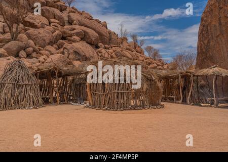 DAMARALAND, NAMIBIA - 13. Januar 2020: Afrikanische Stammeshütte im Damara Living Museum in twyfelfontein in Namibia Stockfoto