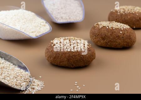 Ein gesundes glutenfreies Keto-Brot aus Mandelmehl und Flohschalen, bestreut mit Sesamsamen. Backzutaten in Kugeln. Ketogene Ernährung Stockfoto