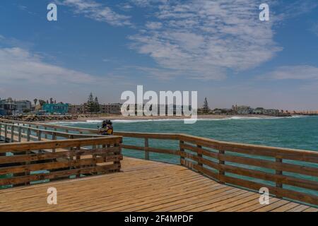 SWAKOPMUND, NAMIBIA - 11. JAN 2020: Blick von der Anlegestelle in die Stadt Swakopmund im Sommer an einem sonnigen Tag Namibia, Afrika Stockfoto