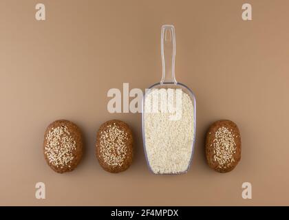 Ein gesundes glutenfreies Keto-Brot aus Mandelmehl und Flohschalen, bestreut mit Sesamsamen. Backzutaten in Kugeln. Ketogene Ernährung Stockfoto