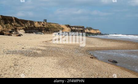 Ein Blick auf Happisburgh Meer Verteidigung und Sandstrand Stockfoto