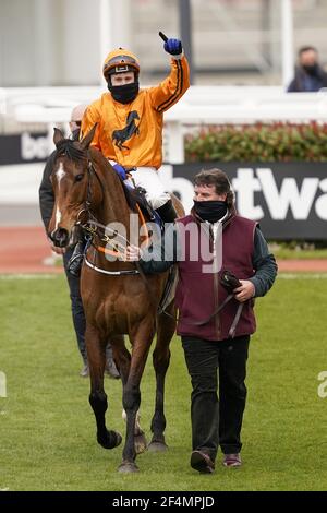 Datei Foto vom 17-03-2021 von Richard Condon Reiten Himmel Helfen Sie uns wird von Trainer Paul Hennessy nach dem Gewinn der Coral Cup Handicap Hürde geführt. Bilddatum: Mittwoch, 17. März 2021. Ausgabedatum: Montag, 22. März 2021. Stockfoto