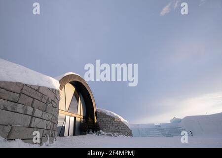 Eintritt in die Icebar und das Icehotel 365 mit Eistreppe des berühmten Ice Hotels in der Nähe von Kiruna in Jukkasjärvi, Schweden mit Sonnenuntergang Stockfoto