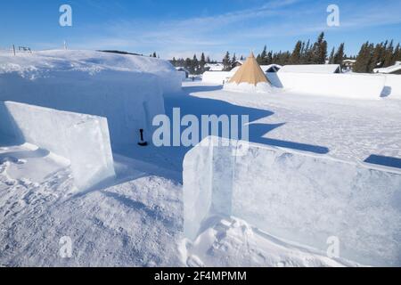 Tipi, Eistreppe und Eingang der Eisbar und Eingang zum Ice Hotel 365 in Jukkasjärvi bei Kiruna in Schweden Stockfoto