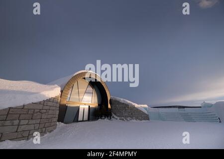 Eintritt in die Icebar und das Icehotel 365 mit Eistreppe des berühmten Ice Hotels in der Nähe von Kiruna in Jukkasjärvi, Schweden mit Sonnenuntergang Stockfoto