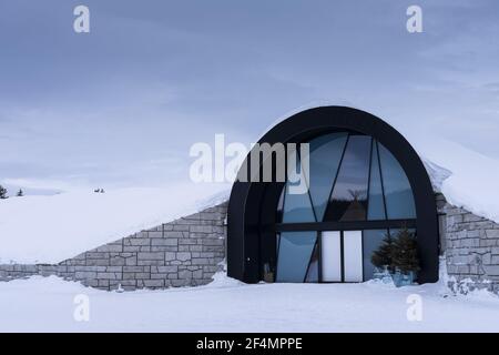 Eintritt in die Icebar und das Icehotel 365 des berühmten Ice Hotels in der Nähe von Kiruna in Jukkasjarvi, Schweden mit blauem Himmel Stockfoto