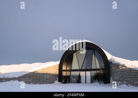 Eintritt in die Icebar und das Icehotel 365 mit Eistreppe des berühmten Ice Hotels in der Nähe von Kiruna in Jukkasjärvi, Schweden mit Sonnenuntergang Stockfoto