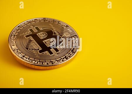 Goldene Bitcoin auf gelbem Hintergrund Stockfoto
