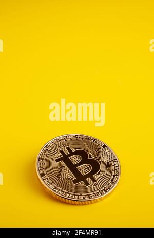 Goldene Bitcoin auf gelbem Hintergrund Stockfoto