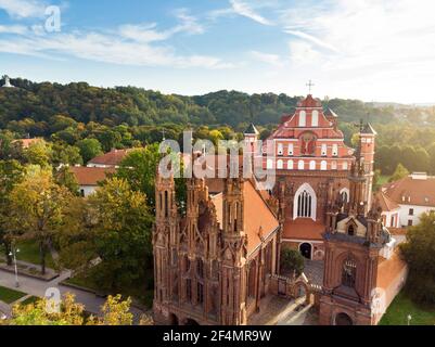 Luftaufnahme von St. Anna Kirche und die benachbarten Bernardine Kirche, eine der schönsten und wahrscheinlich das bekannteste Gebäude in Vilnius. Beau Stockfoto