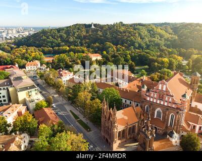 Luftaufnahme von St. Anna Kirche und die benachbarten Bernardine Kirche, eine der schönsten und wahrscheinlich das bekannteste Gebäude in Vilnius. Beau Stockfoto