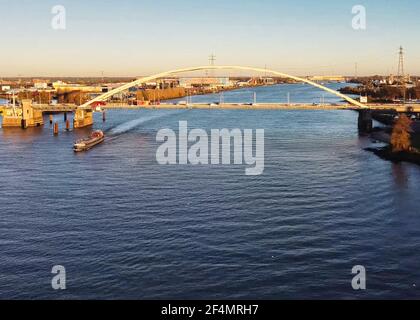 Dies ist ein Drohnenbild, das von der 'Merwedebrug aufgenommen wurde. Diese Brücke ist die Verbindung zwischen Papendrecht und Dordrecht. Stockfoto